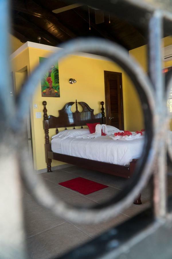 The White Horse Inn - Hopkins Village Beach Belize ภายนอก รูปภาพ